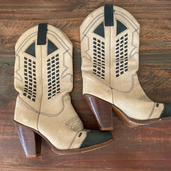 Beautiful Vintage 1980s Cream and Black Zodiac Boots - Picture 2 of 8